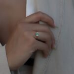 Eleganter Smaragd Halo Ring aus 585er Gold mit smaragdgrünem Zirkonia und strahlendem Halo aus Zirkonia-Steinen – zeitloser, luxuriöser Schmuck.