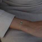 Emerald Bracelet Zartes Smaragd Armband mit feiner goldener Kette – elegantes Schmuckstück mit leuchtend grünem Edelstein.