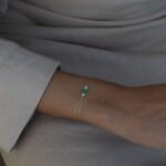 Zartes Smaragd Armband mit feiner goldener Kette – elegantes Schmuckstück mit leuchtend grünem Edelstein.