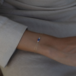 Feines Saphir Armband mit zarter goldener Kette – elegantes Schmuckstück mit tiefblauem Edelstein.