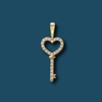 Kalp Anahtar Kolye Eleganter goldener Herzschlüssel Anhänger mit funkelnden Zirkonia – Symbol für Liebe, Glück und neue Möglichkeiten.