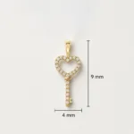 Eleganter goldener Herzschlüssel Anhänger mit funkelnden Zirkonia – Symbol für Liebe, Glück und neue Möglichkeiten.