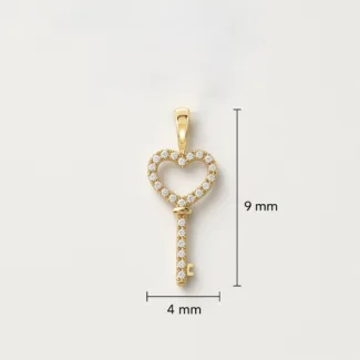 Eleganter goldener Herzschlüssel Anhänger mit funkelnden Zirkonia – Symbol für Liebe, Glück und neue Möglichkeiten.
