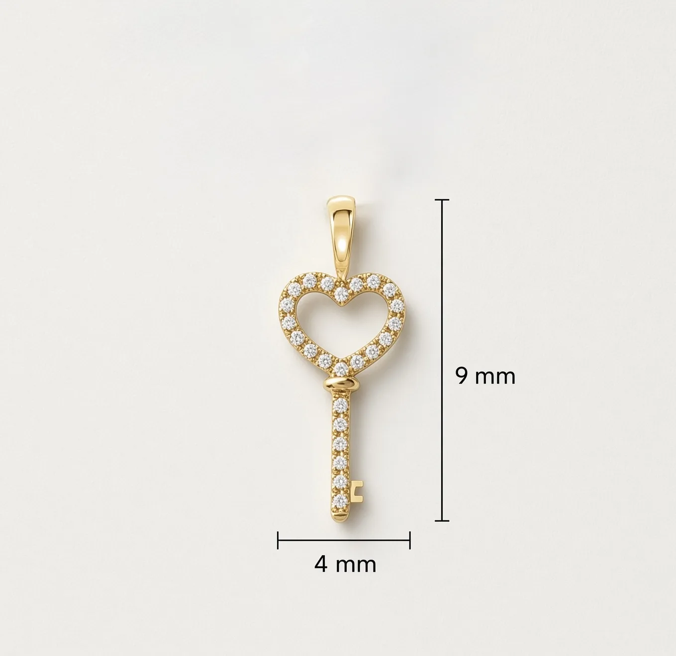 Eleganter goldener Herzschlüssel Anhänger mit funkelnden Zirkonia – Symbol für Liebe, Glück und neue Möglichkeiten.