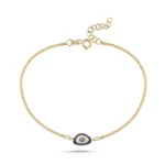 Mavi Malakit Göz Bileklik Blue Malachite Eye Bracelet Auge Armband mit Nazar-Motiv aus 585er Gold an einem Handgelenk