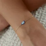 Mavi Malakit Göz Bileklik Blue Malachite Eye Bracelet Auge Armband mit Nazar-Motiv aus 585er Gold an einem Handgelenk