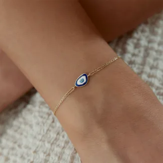 Mavi Malakit Göz Bileklik Blue Malachite Eye Bracelet Auge Armband mit Nazar-Motiv aus 585er Gold an einem Handgelenk