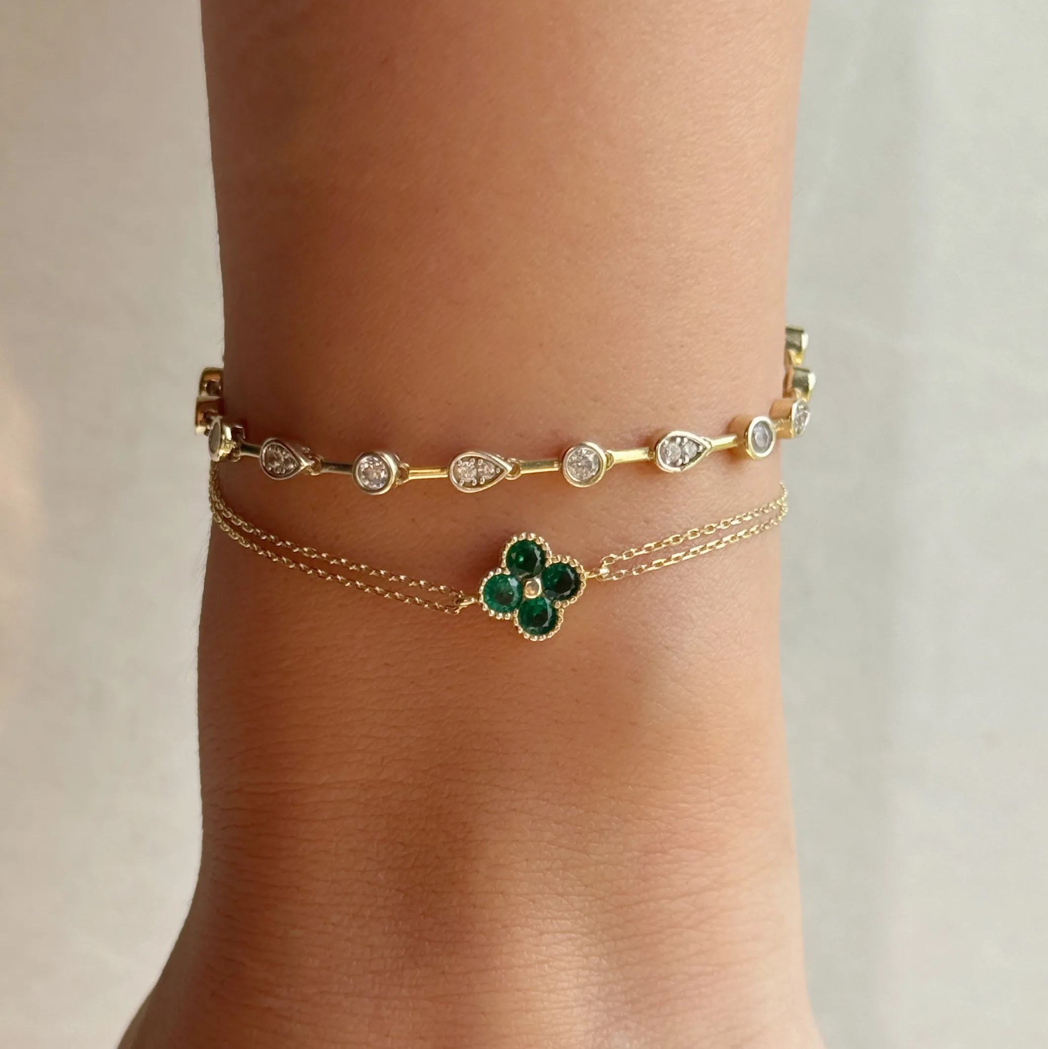 Glücks-Kleeblatt Armband in 585er Gold Kleeblatt Armband mit grünen Zirkonia-Steinen auf 585er Goldkette