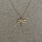 Zarte Libellen Kette aus 585er Gold mit filigranem Anhänger