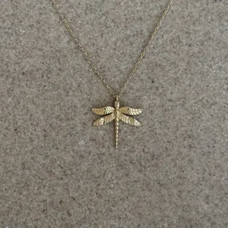 Zarte Libellen Kette aus 585er Gold mit filigranem Anhänger