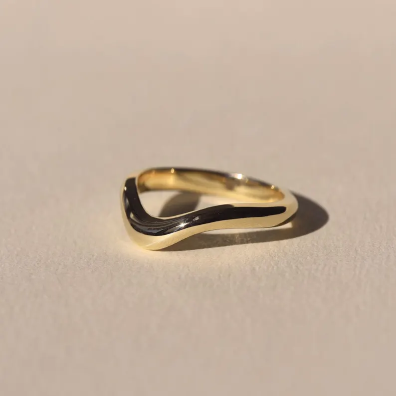 585er Gold Wave Statement Ring mit skulpturalem Wellen-Design