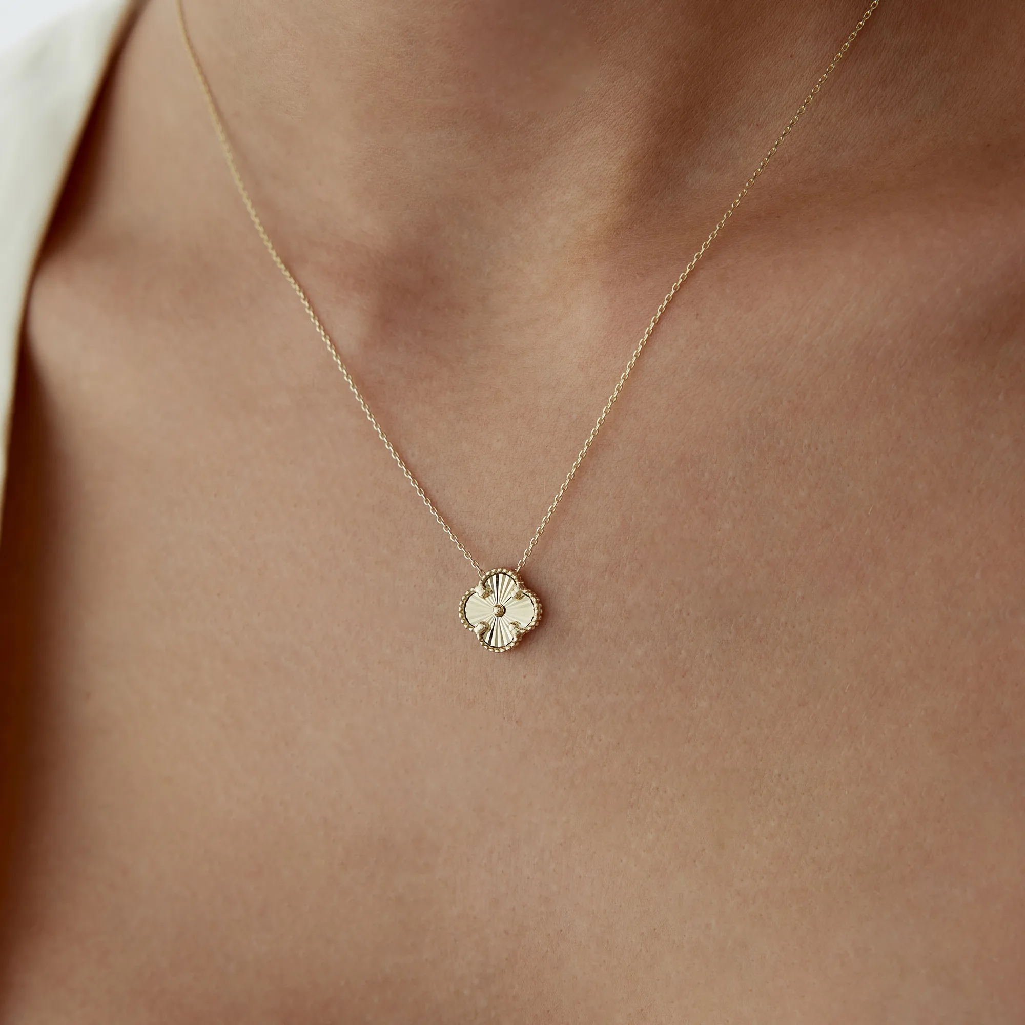 Clover Charm Halskette – 585er Gold 585er Gold Clover Charm Halskette mit Kleeblatt und Zirkonia