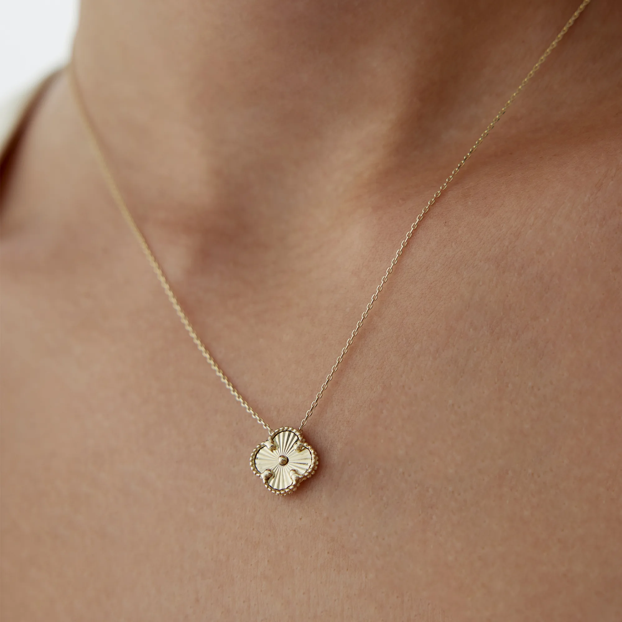 Clover Charm Halskette – 585er Gold 585er Gold Clover Charm Halskette mit Kleeblatt und Zirkonia