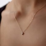 Dreistein Halskette – 585er Gold mit drei funkelnden Zirkonia-Steinen für Eleganz & Bedeutung.