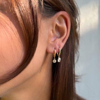 Oval geformte Solitär Creolen mit-Zirkonia aus 585er Gold – elegante Ohrringe mit zeitloser Ausstrahlung.