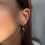 Oval geformte Creolen mit Solitär-Zirkonia aus 585er Gold – elegante Ohrringe mit zeitloser Ausstrahlung.