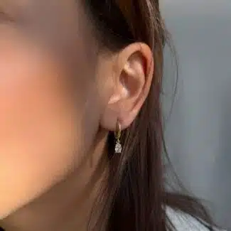 Oval geformte Creolen mit Solitär-Zirkonia aus 585er Gold – elegante Ohrringe mit zeitloser Ausstrahlung.