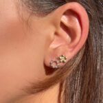 Vintage Blossom Ohrringe aus 585er Gold mit zarten Zirkonia-Blüten am Ohr getragen