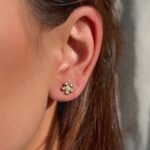 Vintage Blossom Ohrringe aus 585er Gold mit zarten Zirkonia-Blüten am Ohr getragen