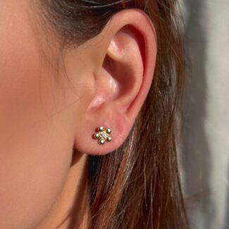 Vintage Blossom Ohrringe aus 585er Gold mit zarten Zirkonia-Blüten am Ohr getragen