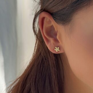 Vintage Blossom Küpe Vintage Blossom Ohrringe aus 585er Gold mit zarten Zirkonia-Blüten am Ohr getragen