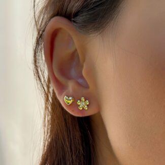 Vintage Blossom Ohrringe aus 585er Gold mit zarten Zirkonia-Blüten am Ohr getragen