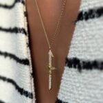 Elegante Elif Phönix Kette mit goldener Kette und schwertförmigem Anhänger mit Flügeln – Symbol für Wiedergeburt, Kraft und Transformation.