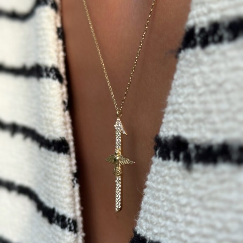 Elegante Elif Phönix Kette mit goldener Kette und schwertförmigem Anhänger mit Flügeln – Symbol für Wiedergeburt, Kraft und Transformation.