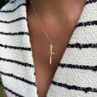 Elegante Elif Phönix Kette mit goldener Kette und schwertförmigem Anhänger mit Flügeln – Symbol für Wiedergeburt, Kraft und Transformation.