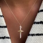 Elegante Elif Phönix Kette mit goldener Kette und schwertförmigem Anhänger mit Flügeln – Symbol für Wiedergeburt, Kraft und Transformation.