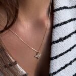 Fleur Kette Golden Fleur Necklace – 585er Goldkette mit filigranem Blütenanhänger und glitzernden Zirkonia-Steinen für femininen Stil.