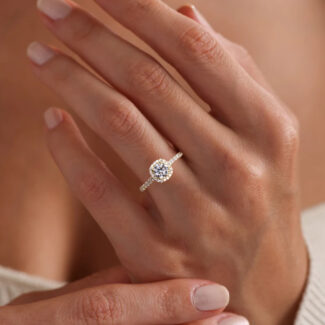 Strahlender Halo Solitärring – 585er Gold mit funkelndem Zirkonia & edlem Halo-Design für glamouröse Eleganz.