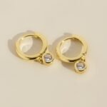 Runde Solitär Creolen aus 585er Gold mit einem einzelnen Zirkonia in der Mitte