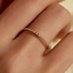 Der zarte Perlenring mit drei Zirkonia aus 585er Gold verbindet filigrane Perlenoptik mit strahlenden Zirkonia-Steinen für zeitlose Eleganz.