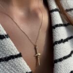 Elegante Elif Phönix Kette mit goldener Kette und schwertförmigem Anhänger mit Flügeln – Symbol für Wiedergeburt, Kraft und Transformation.