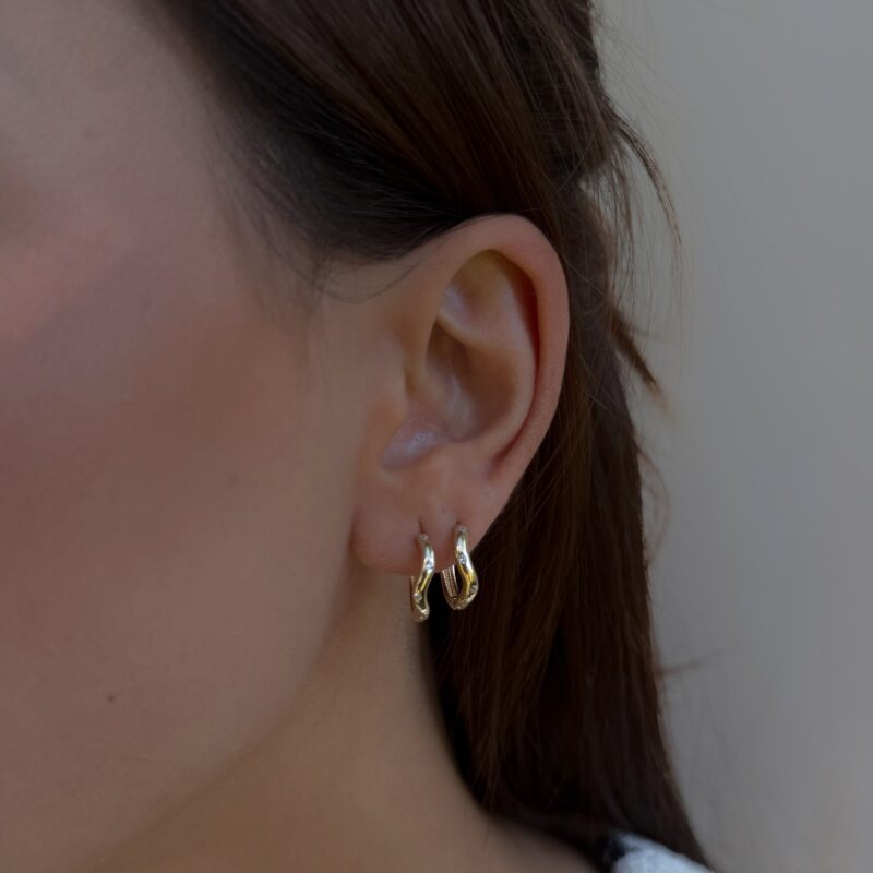 Curved Creolen – Elegante 585er Gold-Creolen mit moderner, geschwungener Silhouette.