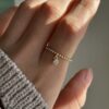 Charm Zirkon Taşlı Boncuk Yüzük Perlenring mit Charm-Zirkonia – 585er Gold, verziert mit edlen Perlen & einem funkelnden Zirkonia-Anhänger für glamouröse Eleganz.