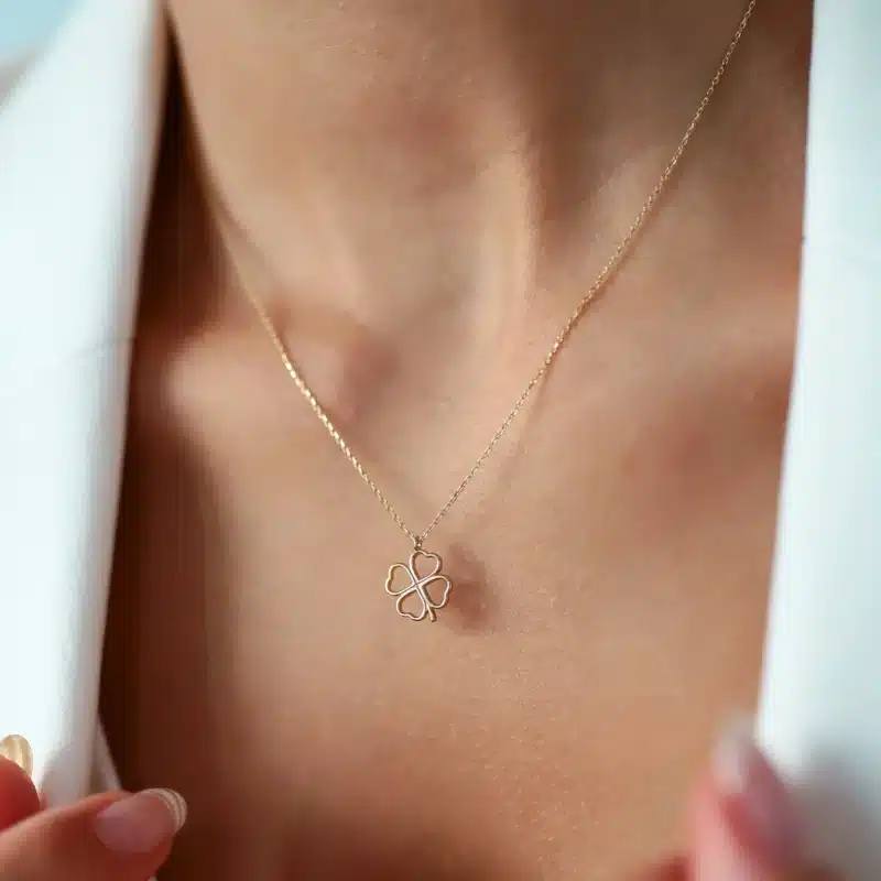 Glücksklee Herz Halskette – 585er Goldkette mit Herz- und Kleeblatt-Motiv für Liebe, Glück und stilvolle Eleganz.