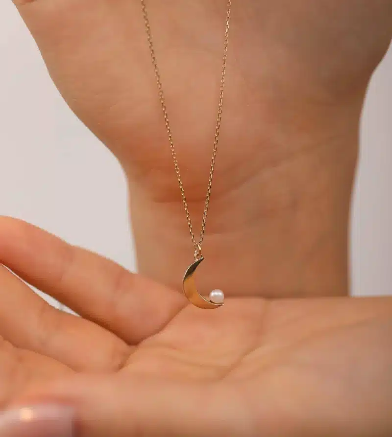 Halbmond Perlenkette – 585er Goldkette mit Perlen & filigranem Halbmond-Anhänger für stilvolle Symbolik.